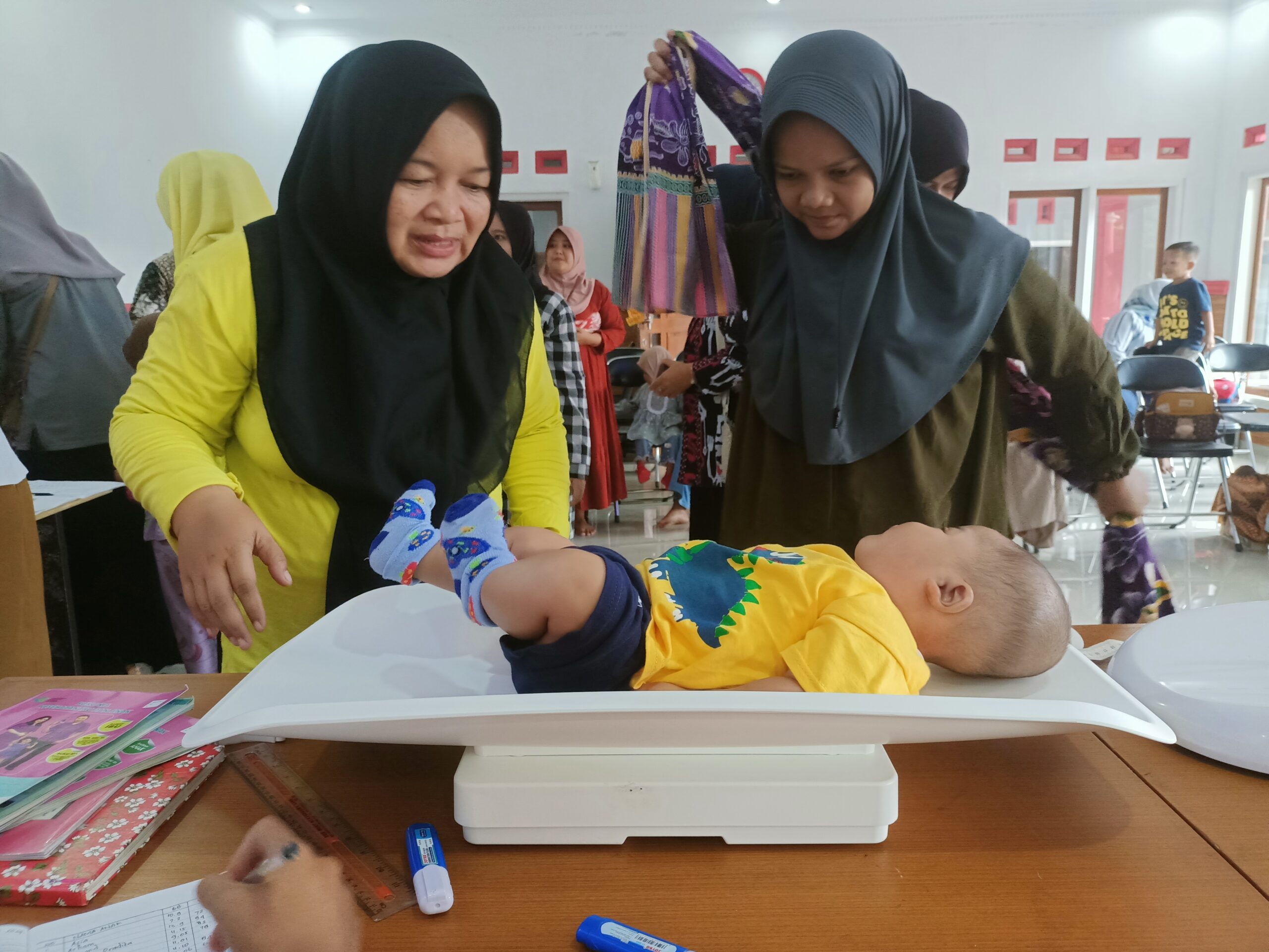 Peningkatan Aksesibilitas Kesehatan Anak melalui Kegiatan Penimbangan di Posyandu Desa Citalahab