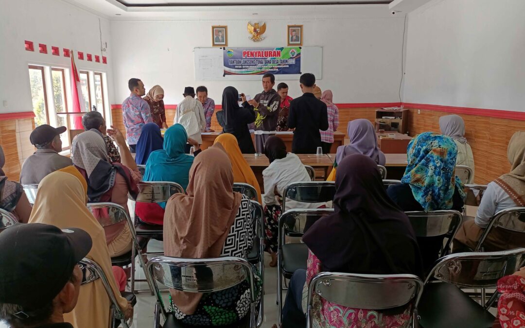 PENYALURAN BLT DI KANTOR DESA CITALAHAB MENYENTUH LANGSUNG MASYARAKAT